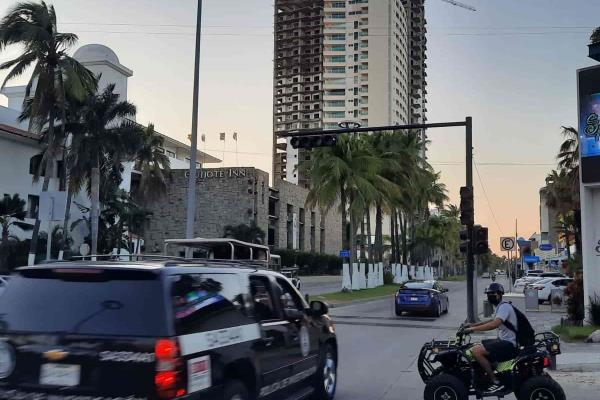 Caos vial por semáforos descompuestos afecta a todos en Mazatlán