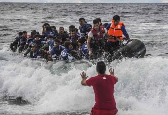 Rescatan a 25 migrantes en embarcación que llevaba 3 días a la deriva