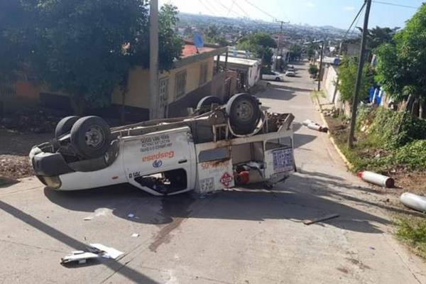 Vuelca camioneta repartidora de gas en Mazatlán