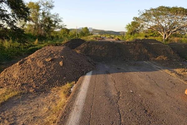 SCT bloquea el paso a habitantes de El Quelite; les dificulta su ruta de comercialización