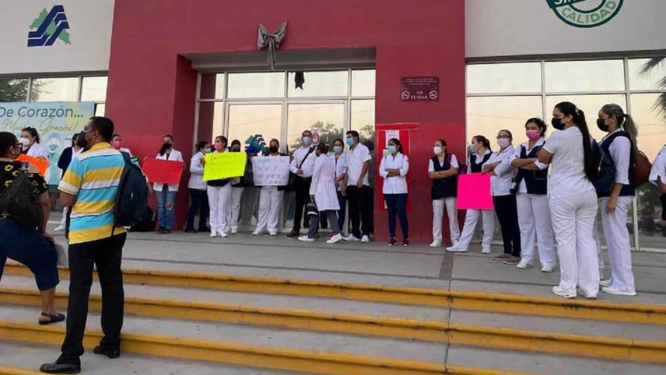 Se manifiestan en el Hospital de la Mujer y exigen mejores condiciones laborales Se manifiestan en el Hospital de la Mujer y exigen mejores condiciones laborales