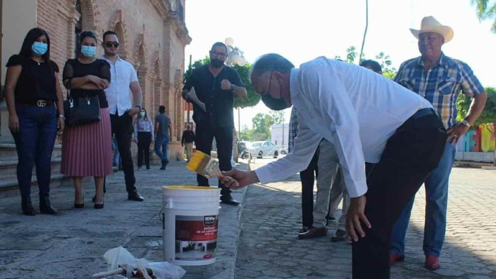 Alcalde de El Fuerte libera de autos la entrada del Palacio Municipal