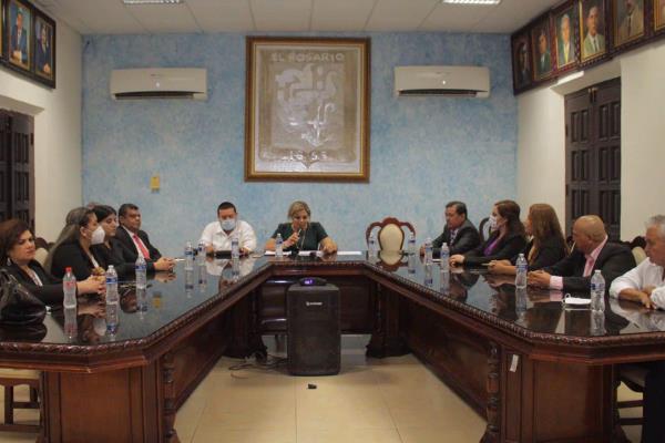 Alcaldesa de El Rosario se compromete a revisar sueldos y prestaciones de policías