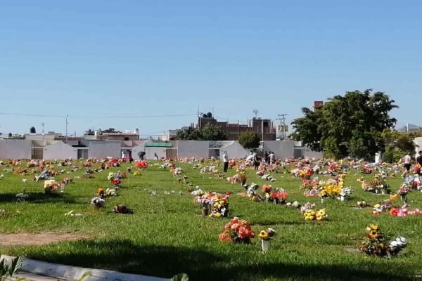 Reportan buena respuesta de visitantes a panteones privados de Mazatlán