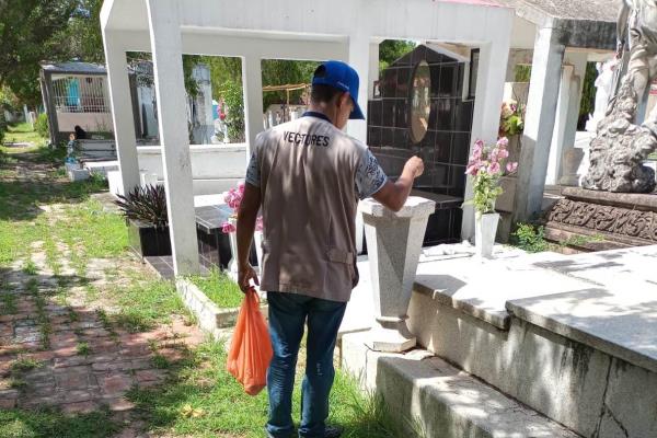 Asignan cuadrilla de trabajadores para mantener limpios panteones de Mazatlán