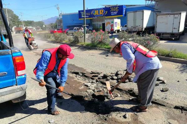 Autoridades de Choix dan banderazo de rehabilitación de calles y caminos vecinales
