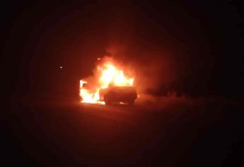 Reducido a chatarra quedó un automóvil incendiado en Mochicahui, El Fuerte