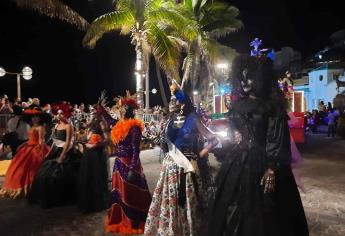 «Aparecen» catrinas y catrines en Mazatlán y desfilan este Día de Muertos