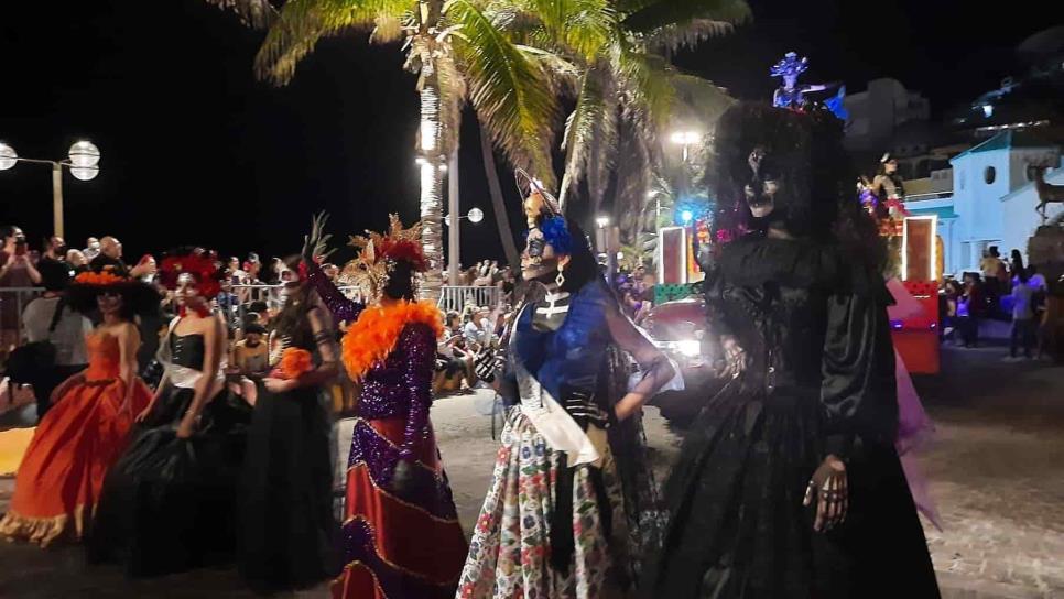 «Aparecen» catrinas y catrines en Mazatlán y desfilan este Día de Muertos