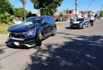 Mujer no respeta alto y ocasiona accidente en Los Mochis