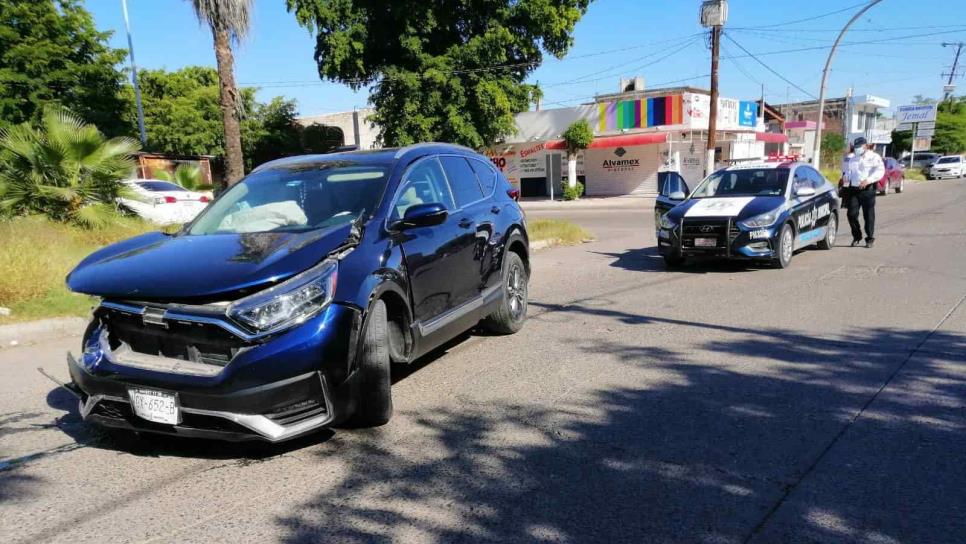 Mujer no respeta alto y ocasiona accidente en Los Mochis