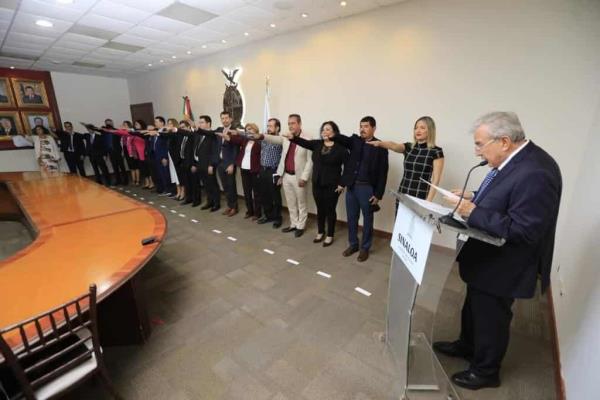 Rocha toma protesta a subsecretarios y directores