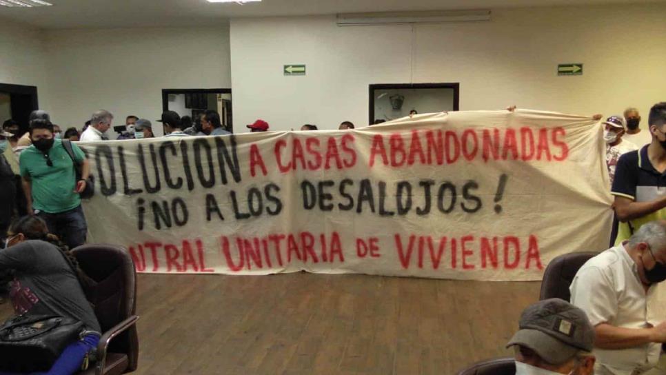 Precaristas se manifiestan en Cabildo de Ahome