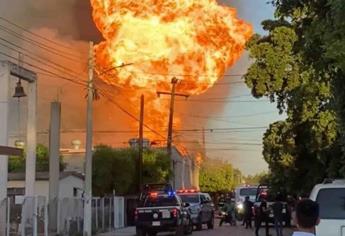 Incendio devora bodega con contenedores de solvente de Bachigualato