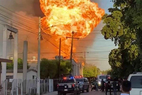 Incendio devora bodega con contenedores de solvente de Bachigualato