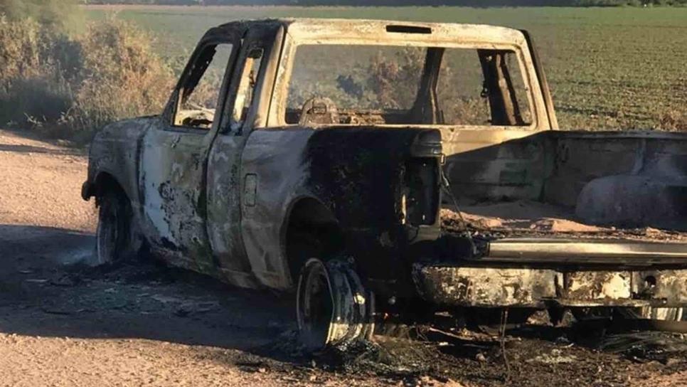 El fuego consume en minutos una camioneta en el Ejido Cobayme, Ahome