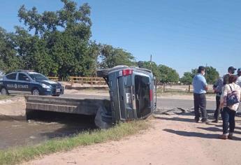 Vuelca camioneta en La Aceituna, Guasave y casi cae a un canal de riego