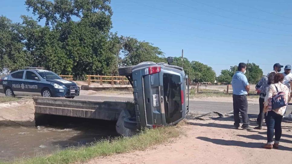 Vuelca camioneta en La Aceituna, Guasave y casi cae a un canal de riego