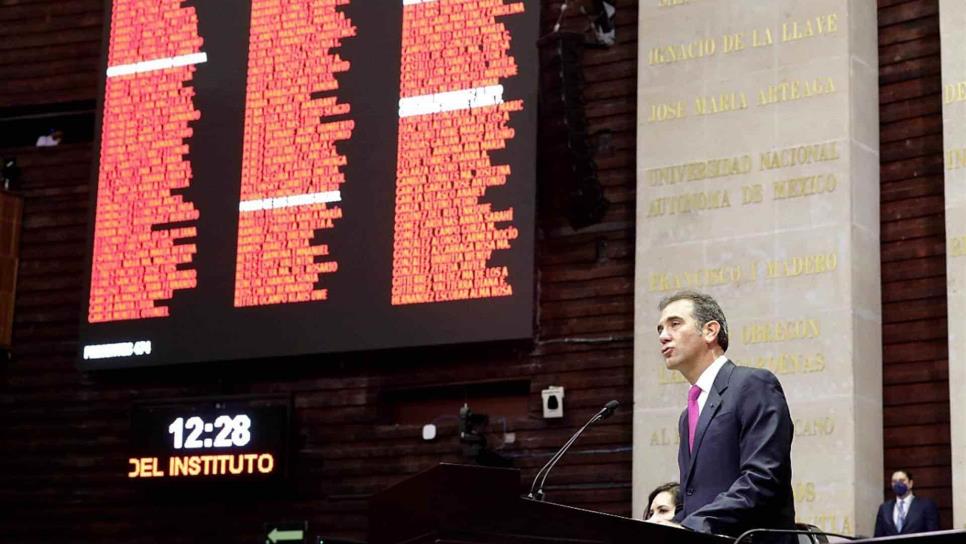 Lorenzo Córdova, titular del INE, comparece ante el Congreso mexicano en medio de reclamos