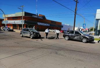 Choques en Los Mochis dejan una persona lesionada y daños materiales