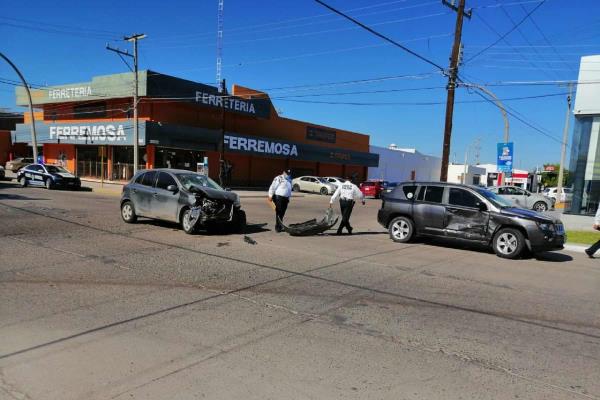 Choques en Los Mochis dejan una persona lesionada y daños materiales