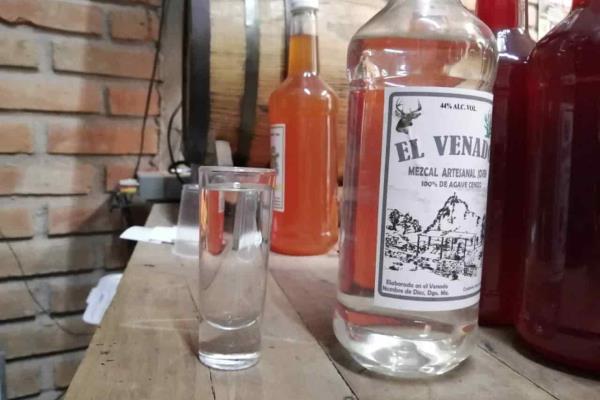 El mezcal: primero hay que olerlo y hay que tomarlo «de a besitos»