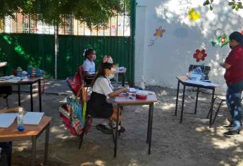 Escuela se cae a pedazos; toman clases en el patio