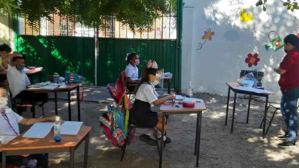 Escuela se cae a pedazos; toman clases en el patio