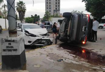 Choque termina en volcadura en la colonia Chapultepec, en Culiacán