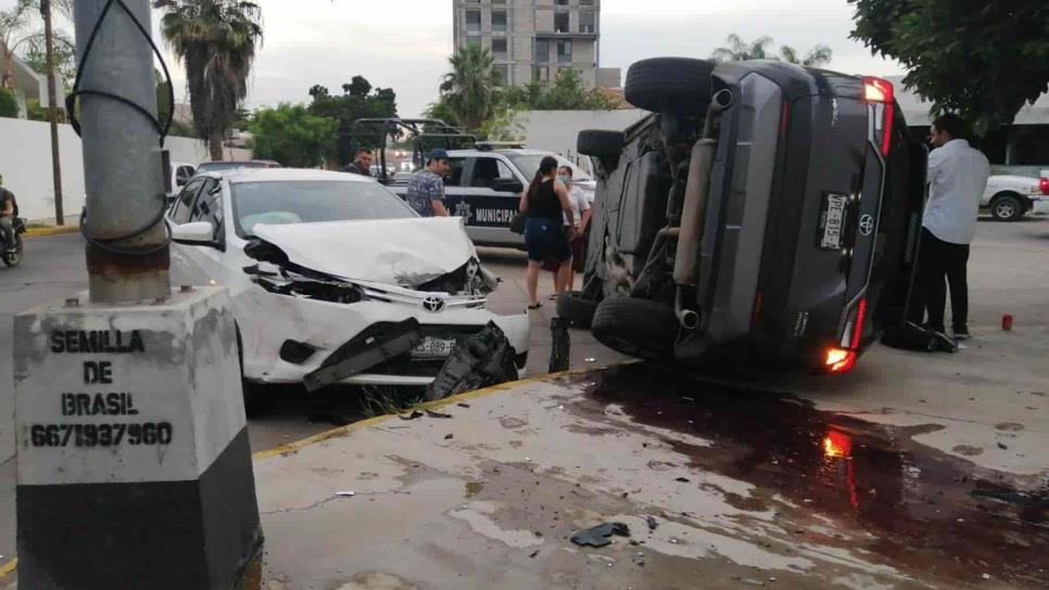 Choque termina en volcadura en la colonia Chapultepec, en Culiacán