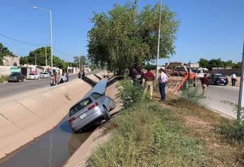 Hombre pierde el control y cae en su vehículo a un dren en Los Mochis