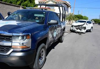 Se pasa un alto y choca contra una patrulla en Guamúchil