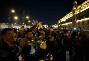 Le llevan serenata al presidente Andrés Manuel López Obrador en la víspera de su cumpleaños