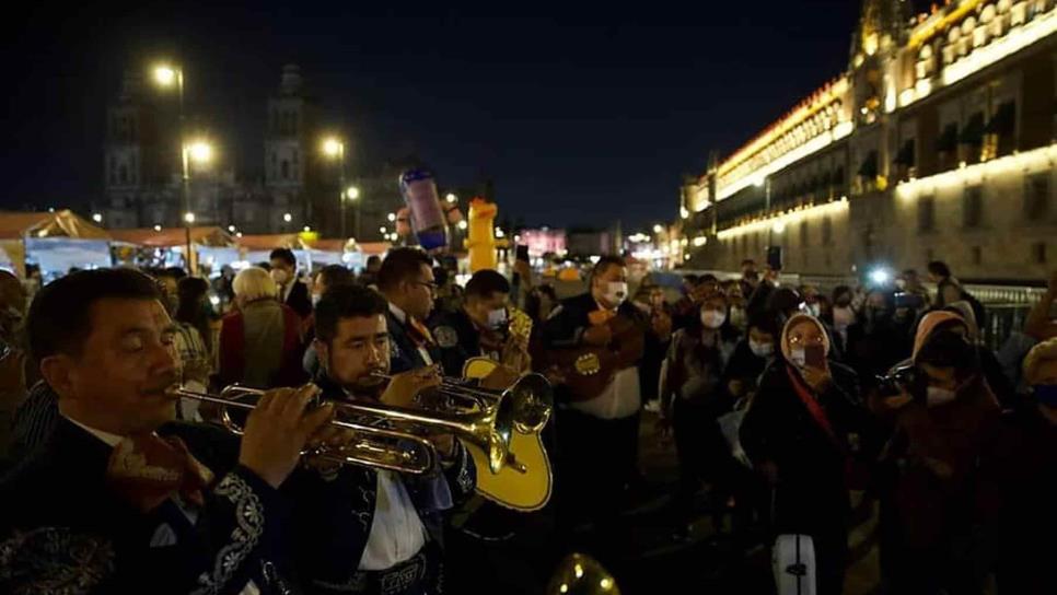 Le llevan serenata al presidente Andrés Manuel López Obrador en la víspera de su cumpleaños