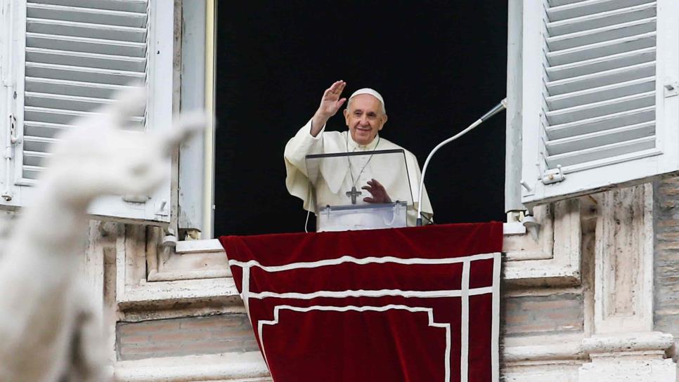 El Papa homenajea al periodismo y condecora a la mexicana Valentina Alazraki