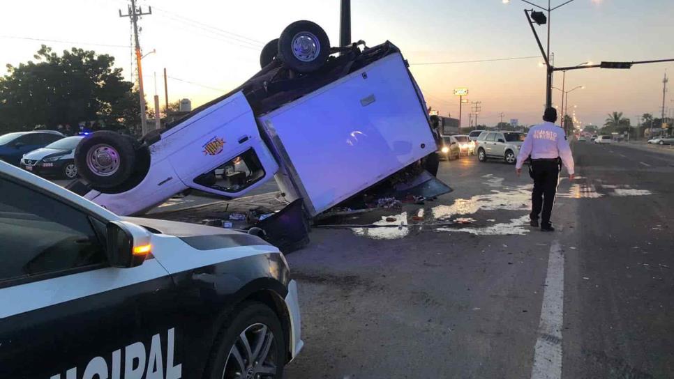 Camioneta de empresa de lácteos vuelca en Guamúchil