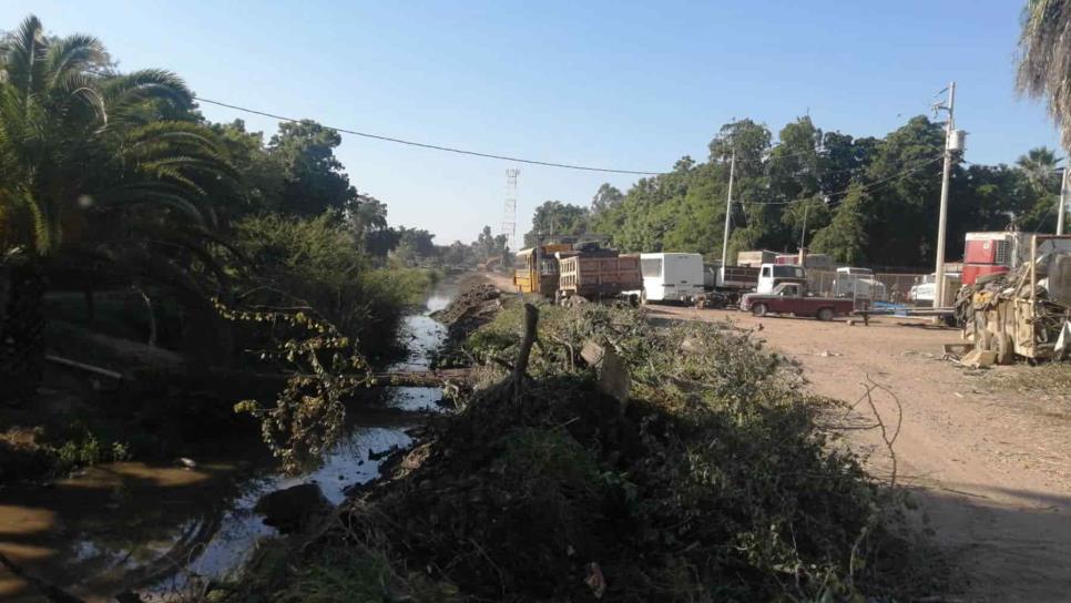 Japama realiza limpieza en el dren Jeime de la Villa de Ahome