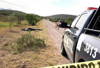 Envuelto con hule negro y esposado localizan asesinado a un hombre en Mocorito