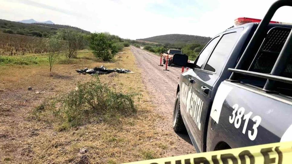 Envuelto con hule negro y esposado localizan asesinado a un hombre en Mocorito