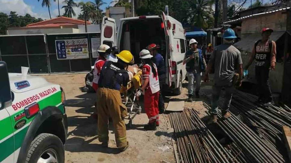 Albañil sobrevive a caída de más de seis metros en obra en construcción de Mazatlán