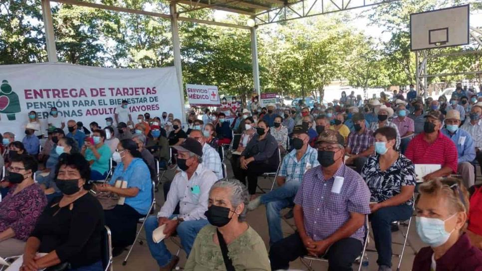 Adultos mayores de El Carrizo reciben nuevas tarjetas de su pensión