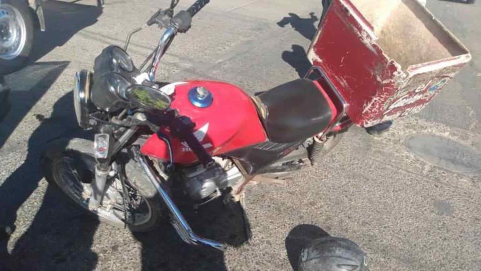 Conductor no respeta alto y embiste a un motociclista en Guasave