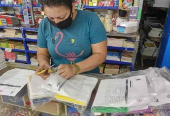 Complace a papeleros la entrega de útiles a rezagados