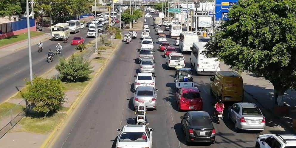 Sancionarán a motociclistas que se metan entre los carros o usen puentes peatonales