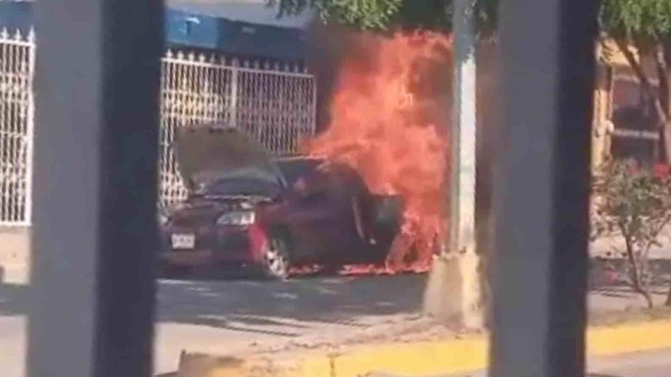 Se quema camioneta en la Flores Magón, en Mazatlán