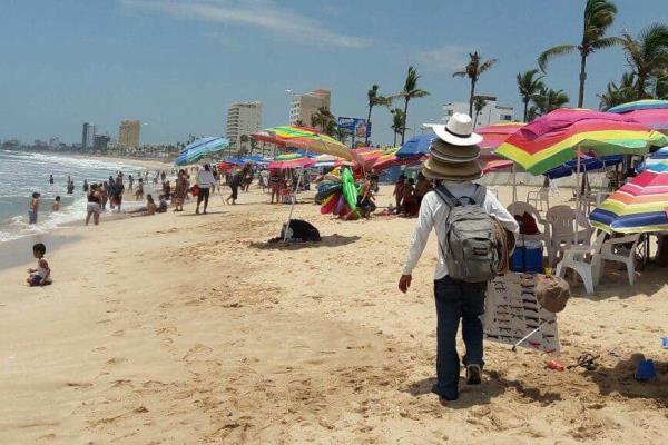 Comerciantes de playa de Mazatlán piden a Profepa poner orden