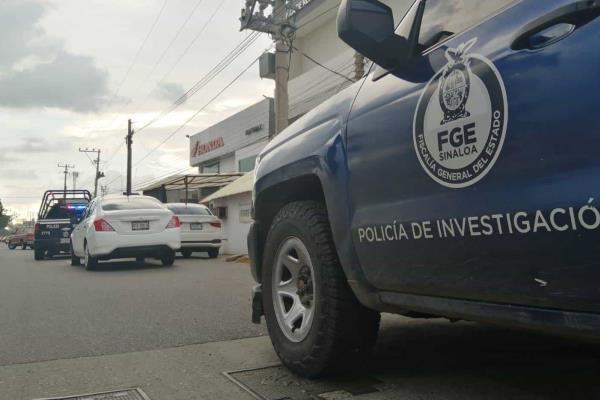 Jóvenes llegan a gasolinera, cargan combustible y asaltan a la despachadora