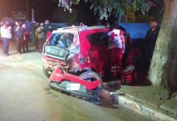 Dos jóvenes lesionados en accidente de carro en Guasave