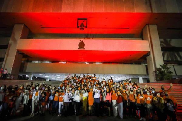 Iluminan Palacio de Gobierno de color naranja