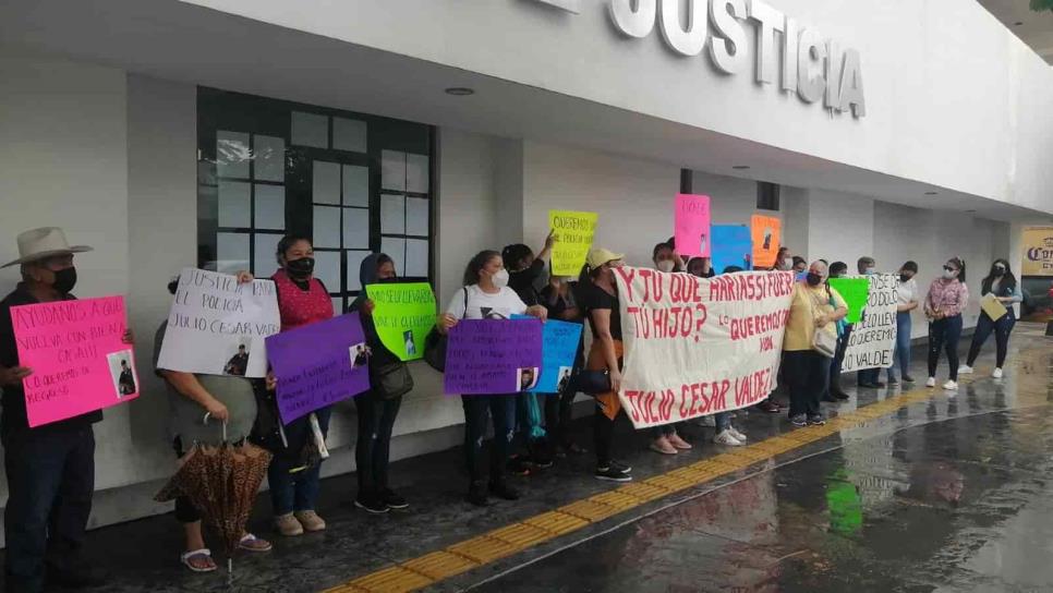 Protestan familiares del expolicía Julio César, desaparecido en Los Mochis